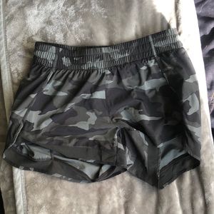 Athleta Printed Mesh Racer Run Short 4"
Olive Camp Lux size small